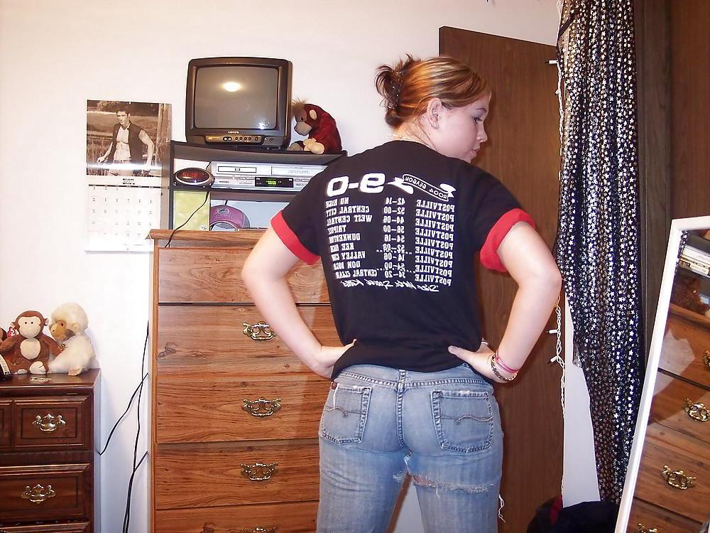 25P BRUNETTE TEEN POSING