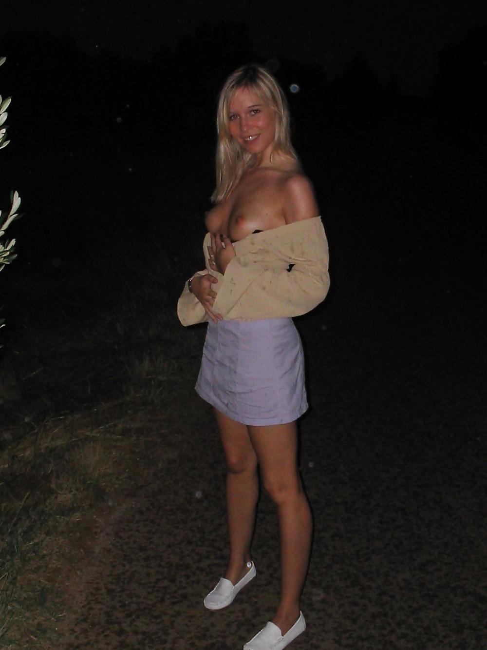 25P Blondes girl posing