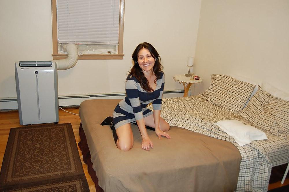 25P MILF Posing for Hubby
