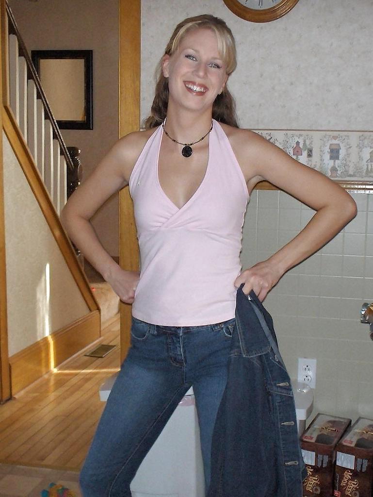 25P LEGGY MILF POSING
