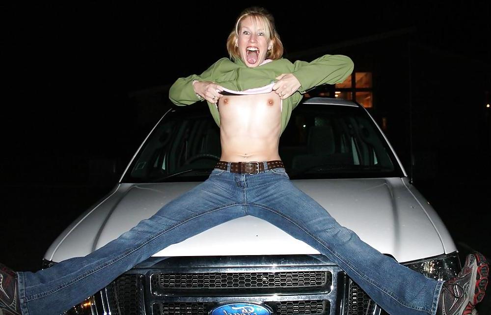 25P LEGGY MILF POSING