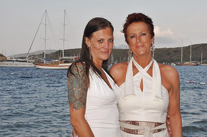 11P My mom with my 2 sisters. fuck them all!!!