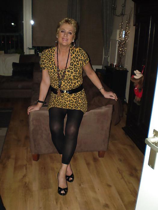 11P My mom with my 2 sisters. fuck them all!!!