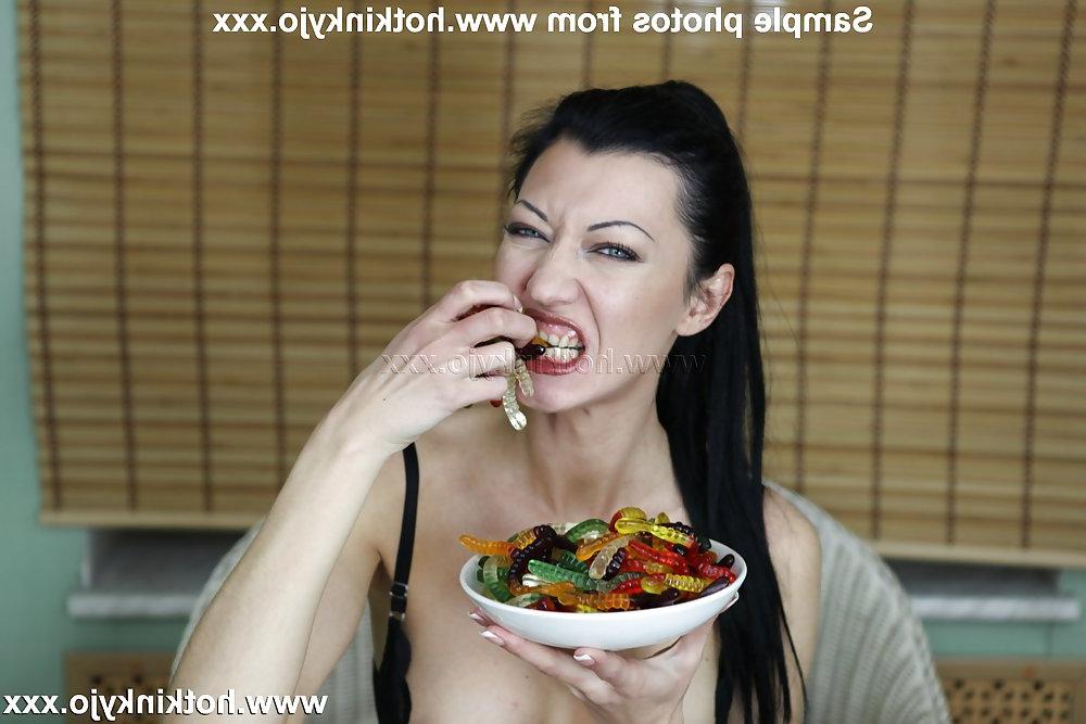 15P Hotkinkyjo put jelly and bottle in ass