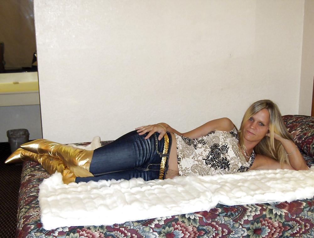 25P Sexy Blonde Milf
