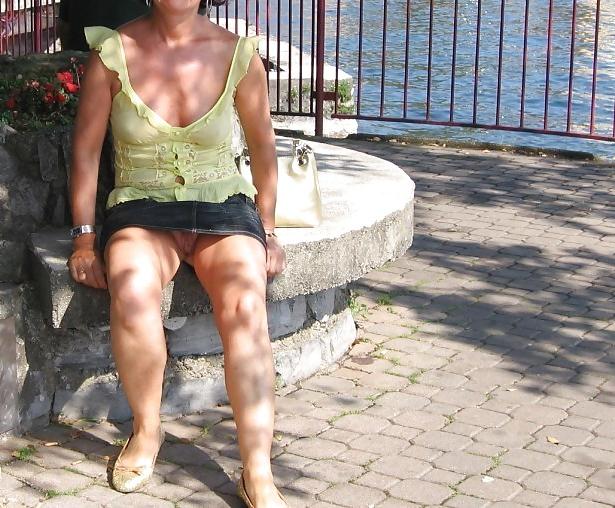 23P Greek exhibitionist mom