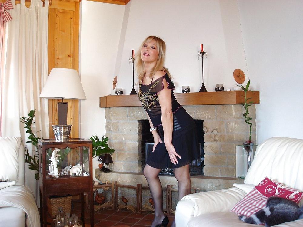 18P Mature in stockings