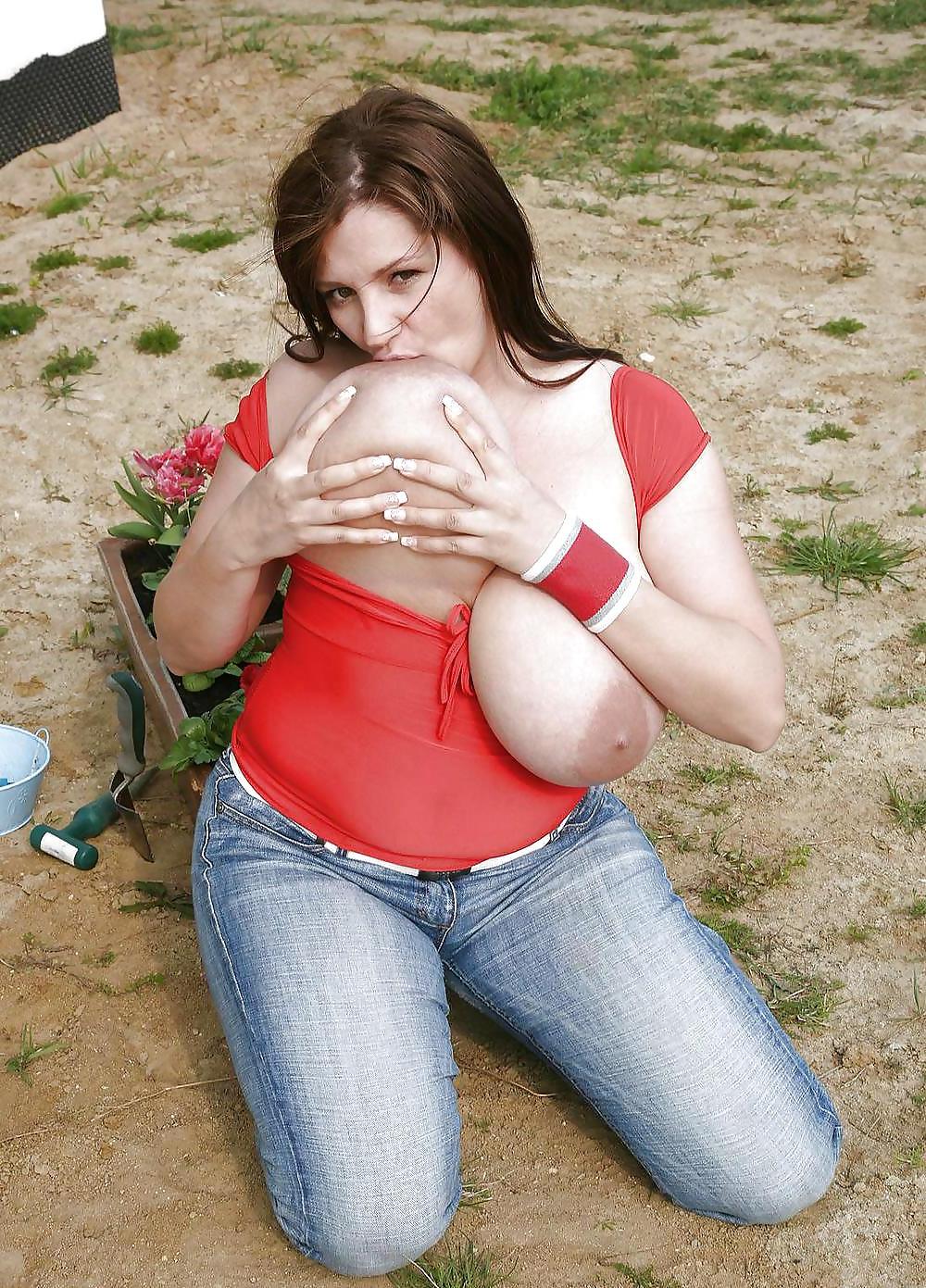 25P Sluts sucking their own tits