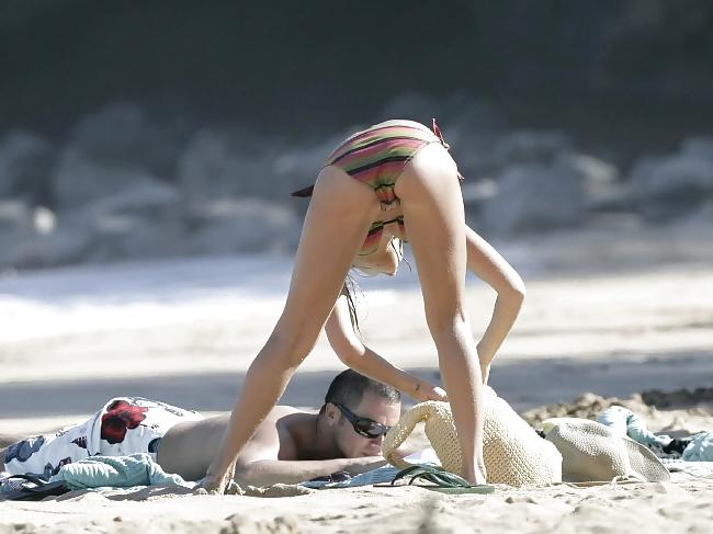 25P Celebrity upskirt
