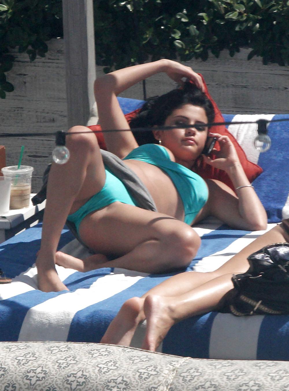 20P Selena Gomez Bikini At Pool In Miami Sep 17 2012 