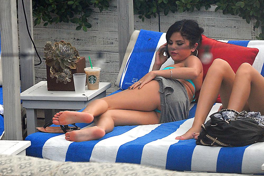 20P Selena Gomez Bikini At Pool In Miami Sep 17 2012 