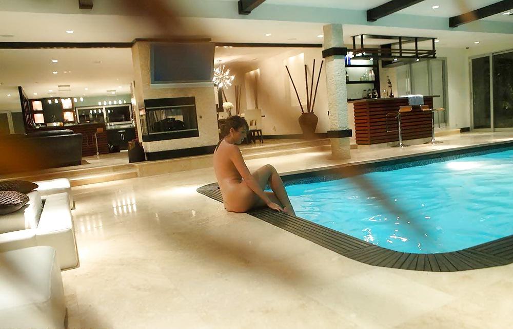 8P Una putita en la piscina