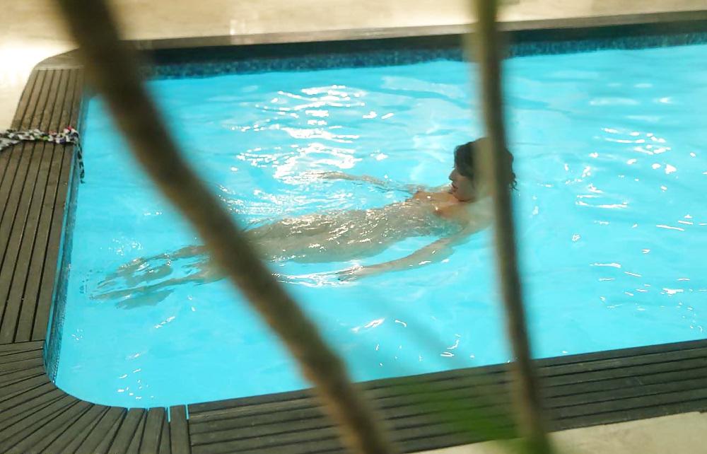 8P Una putita en la piscina