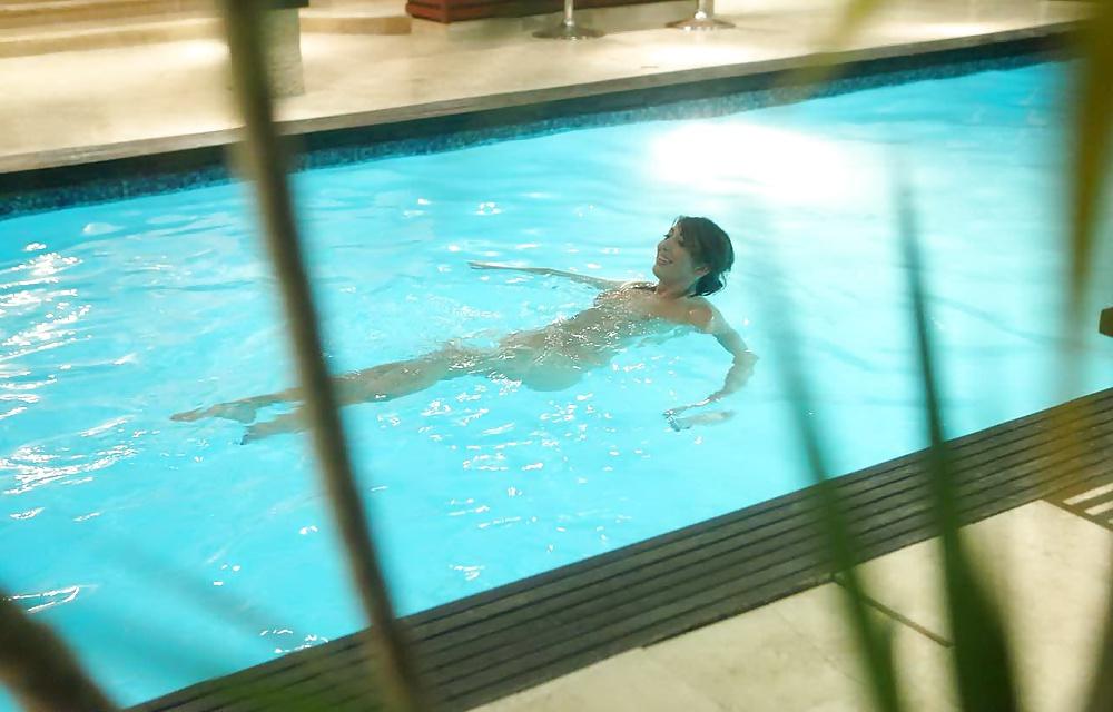 8P Una putita en la piscina
