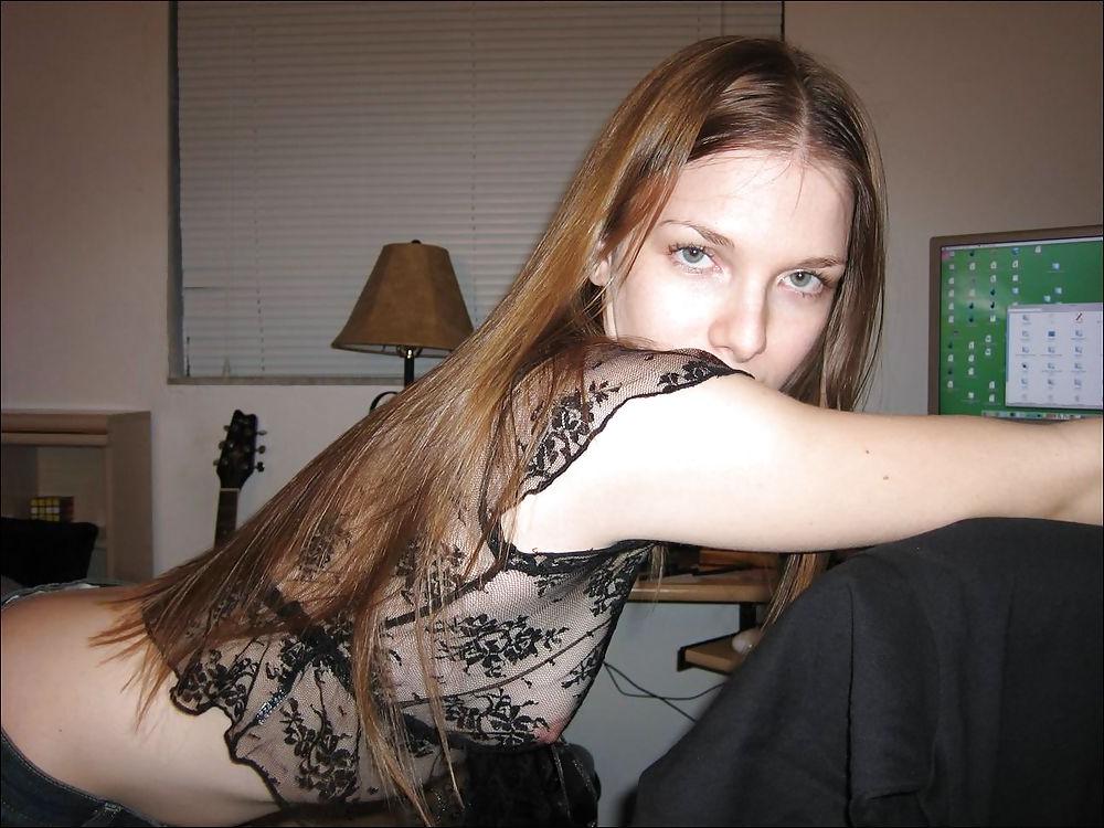 21P Brunette sucking her guys dick