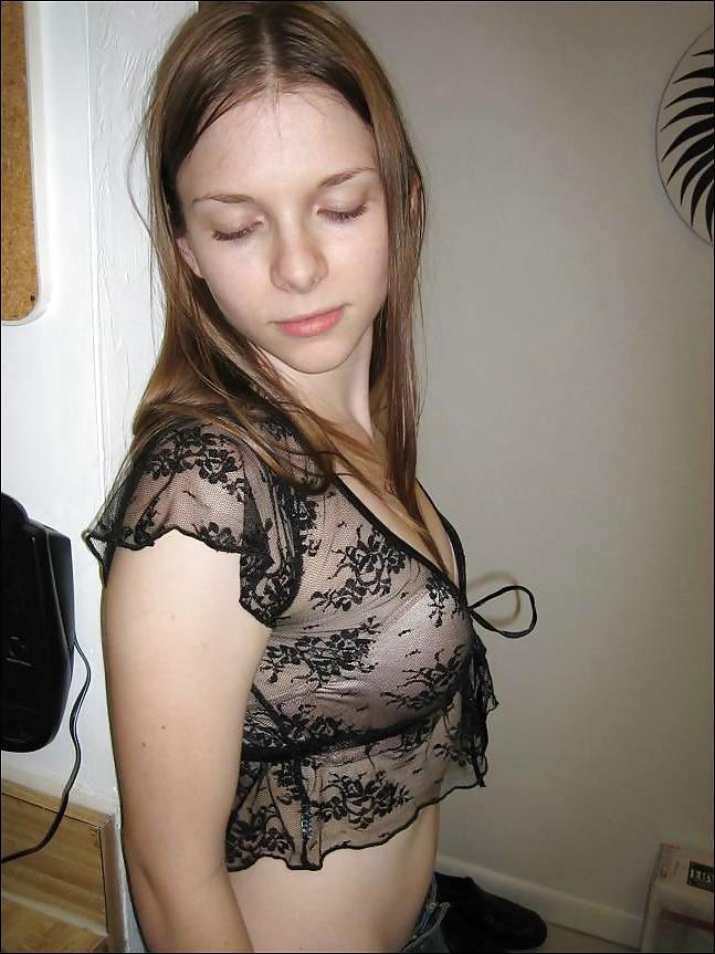 21P Brunette sucking her guys dick