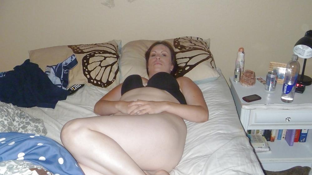 15P Sexy wife spreading and posing