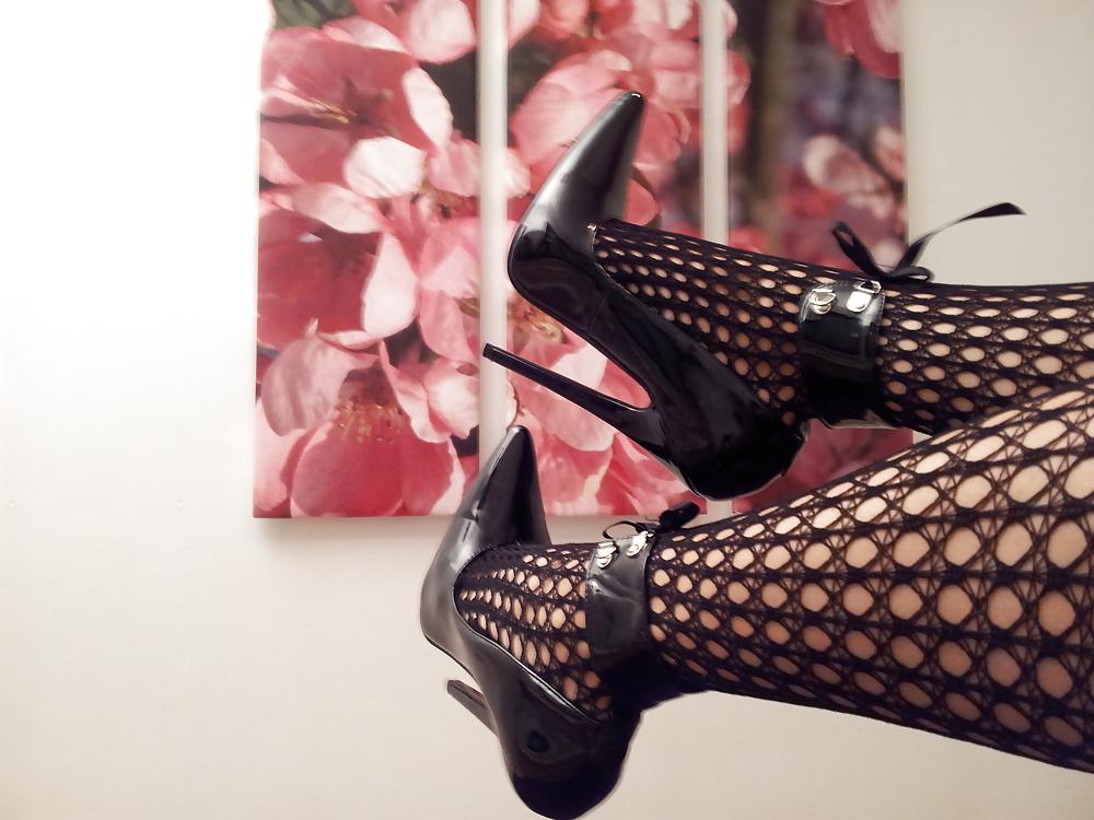 14P Fishnets and extreme fetish heels
