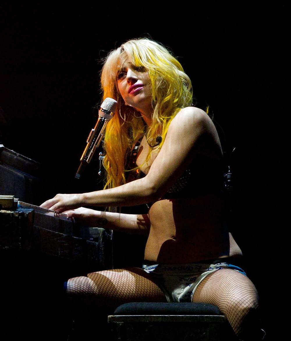 21P Lady Gaga vagina