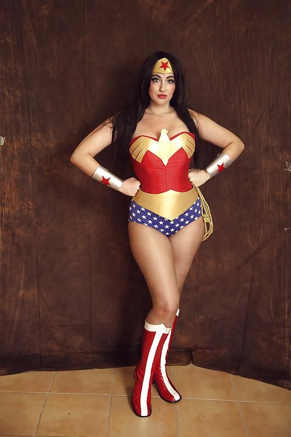 25P SUPERHEROINES
