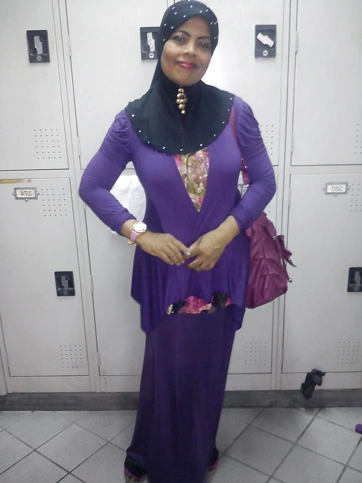 20P Sexy malay mom