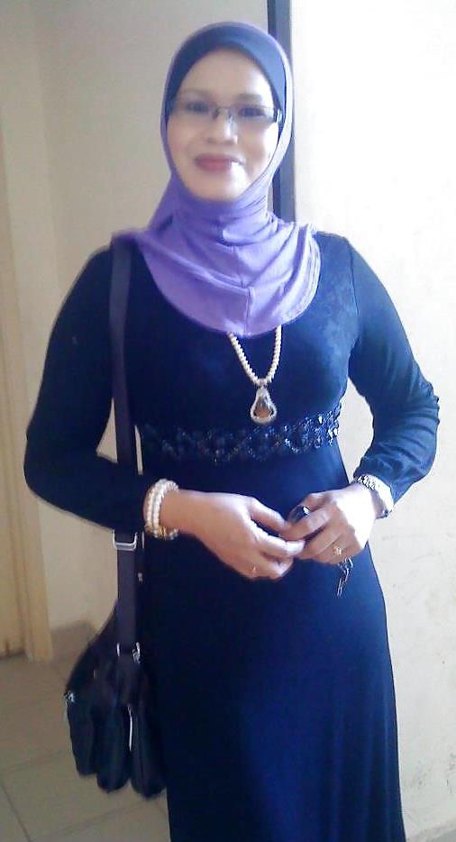 20P Sexy malay mom