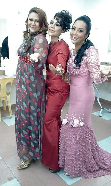 20P Sexy malay mom