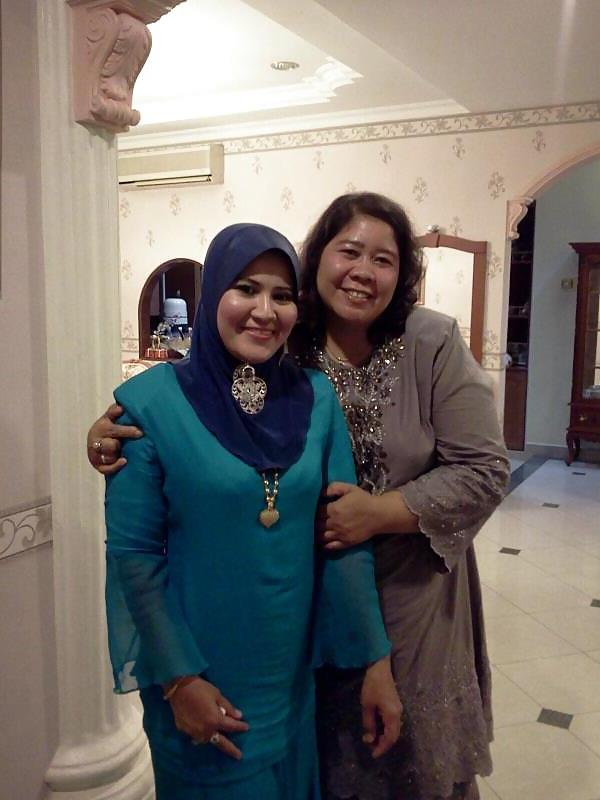 20P Sexy malay mom
