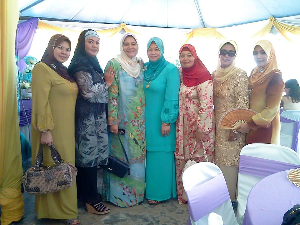 20P Sexy malay mom