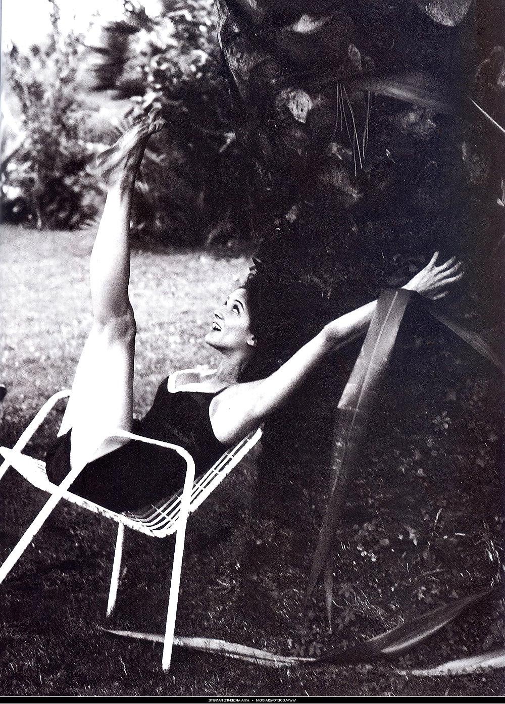 25P Asia Argento Feet