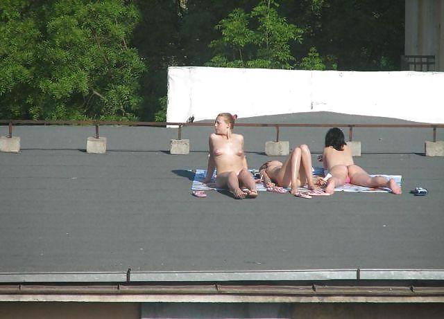 19P Sonnenbaden auf dem Dach