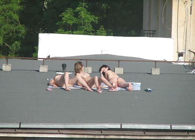19P Sonnenbaden auf dem Dach