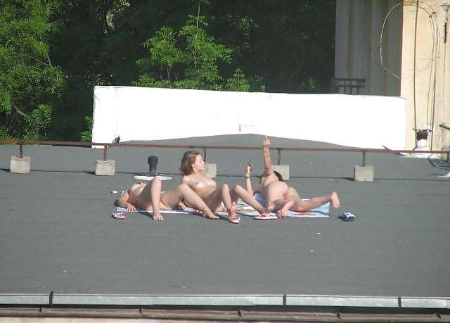 19P Sonnenbaden auf dem Dach