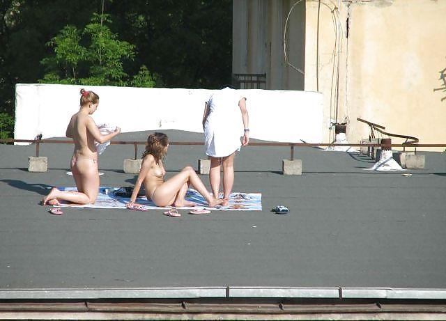 19P Sonnenbaden auf dem Dach