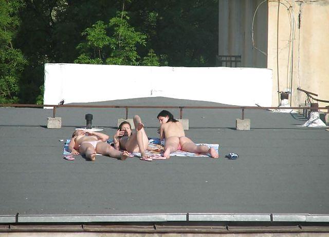19P Sonnenbaden auf dem Dach