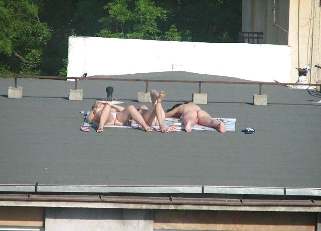 19P Sonnenbaden auf dem Dach