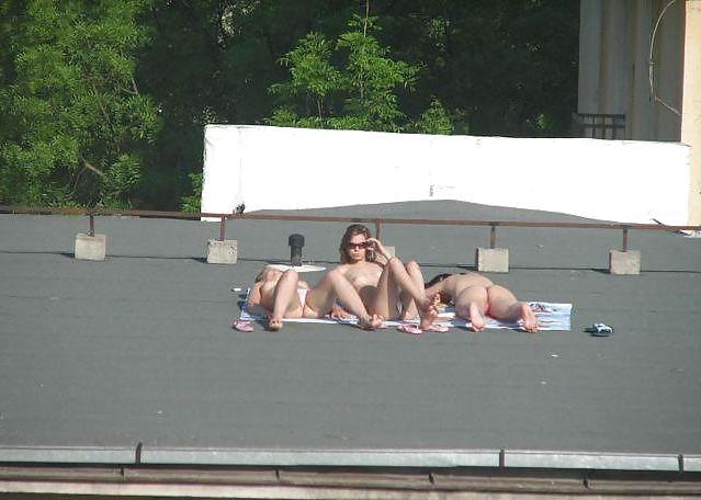 19P Sonnenbaden auf dem Dach