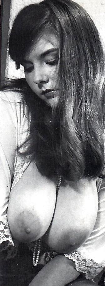 25P Vintage Busty Girls Cherrine
