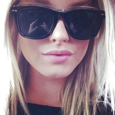 7P Gorgeous Babe with Sunglasses
