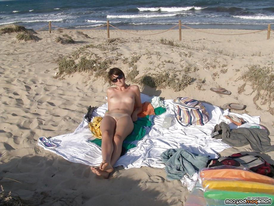 25P Nude angel posing outdoors