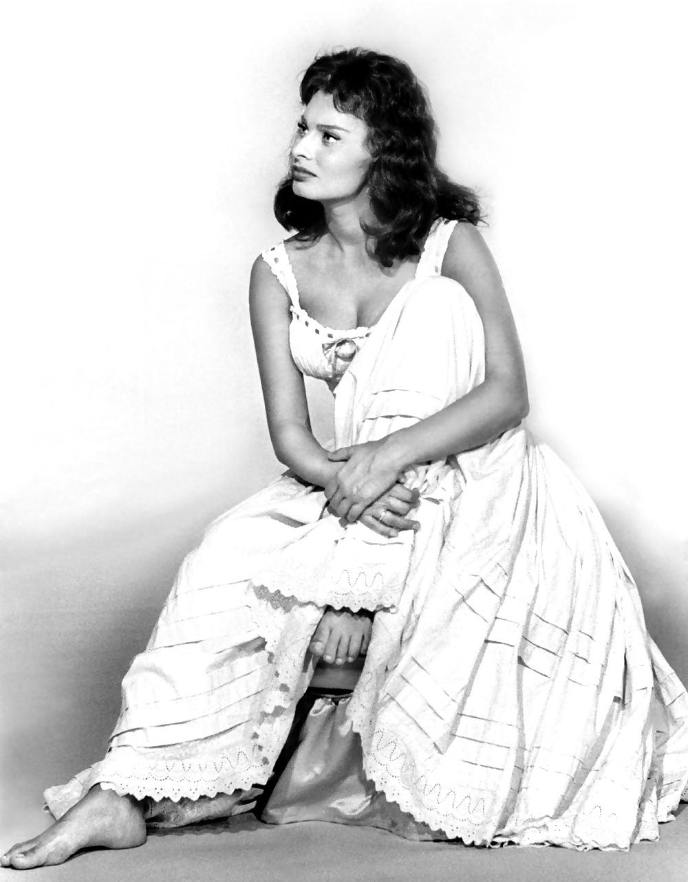 25P Sophia Loren Feet
