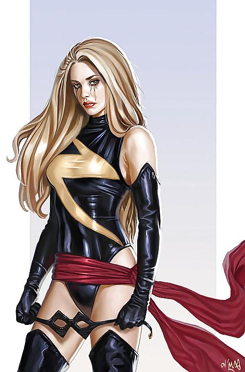 25P Hot Superheroines