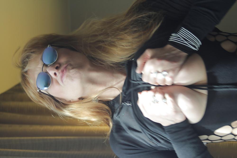 8P Black top, sunglasses and a super pair...