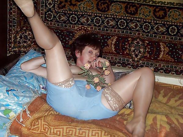 17P Mature women in knickers!