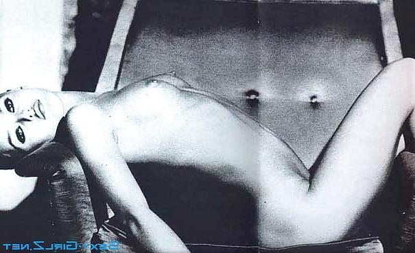 25P Vanessa Paradis (Nue)