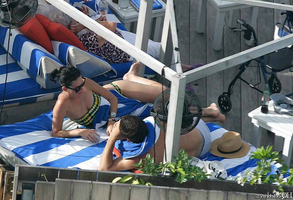 4P Katy Perry bikini pool