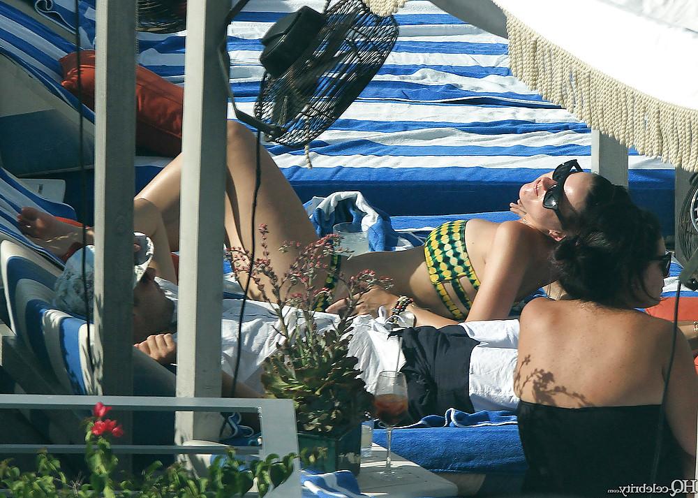 4P Katy Perry bikini pool