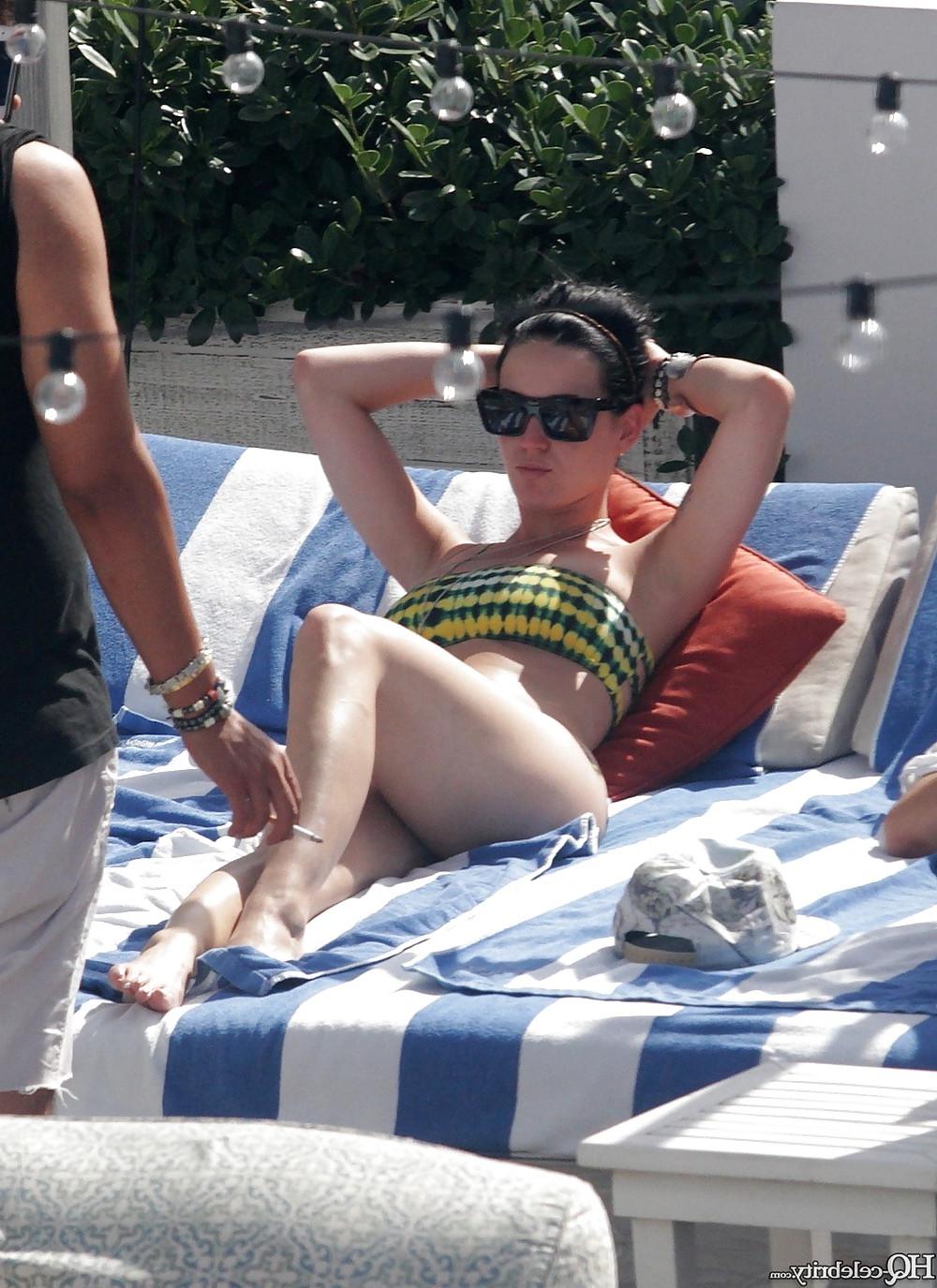 4P Katy Perry bikini pool