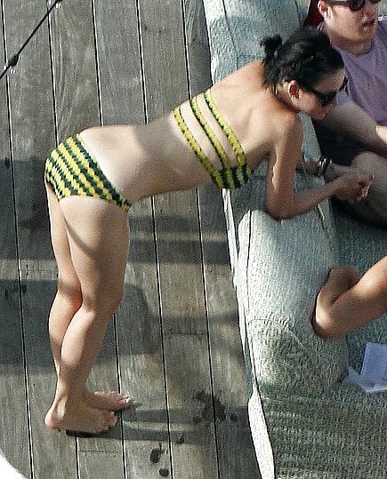 4P Katy Perry bikini pool