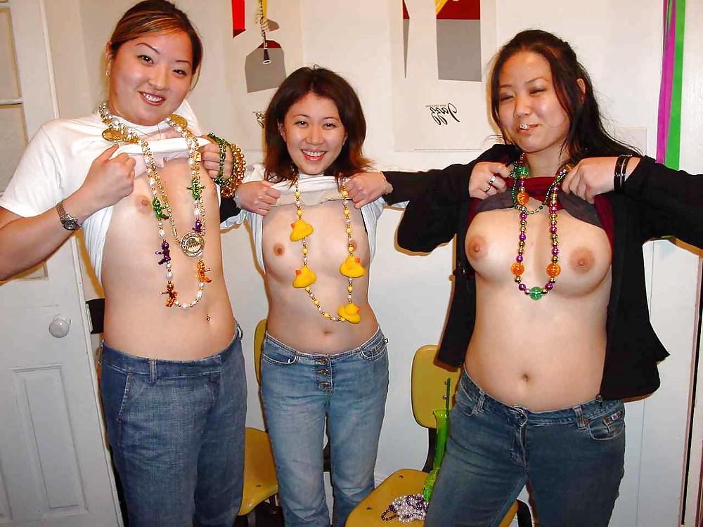 25P Japanese Exhibitionist and Flasher Ladies 4